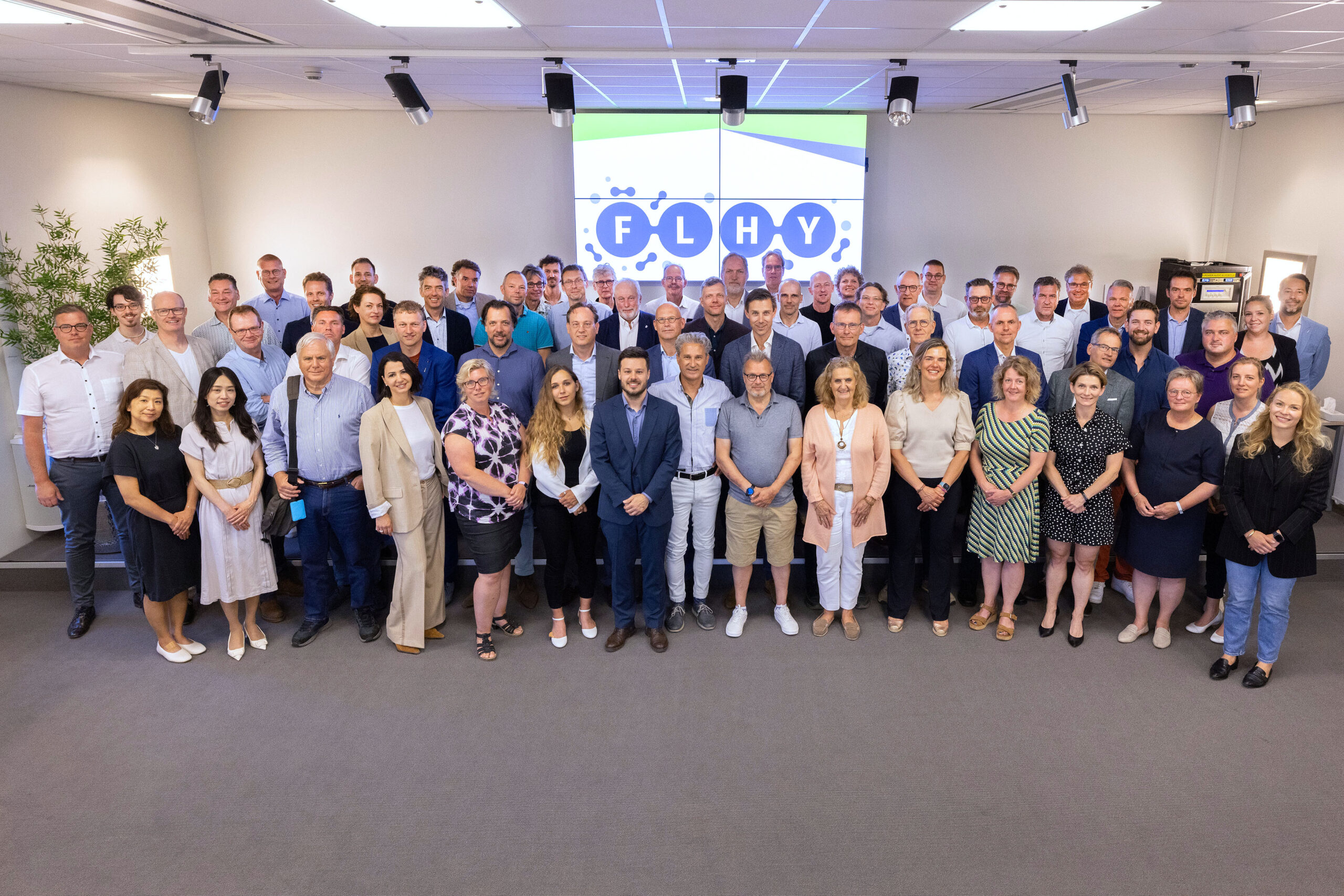 Groepsfoto van alle deelnemers aan de bijeenkomst voor het logo van FLHY.
