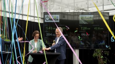 Switch wordt feestelijk geopend met een druk op een grote knop.