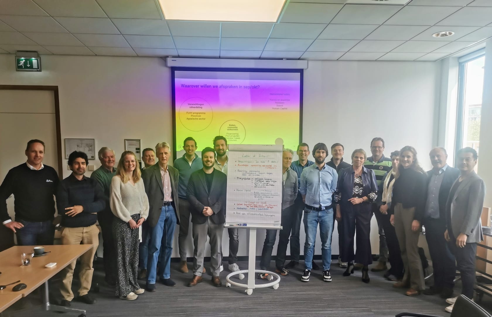 Deelnemers aan de 1e waterstoftafel poseren samen.