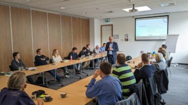 Deelnemers aan de 1e waterstoftafel worden toegesproken.