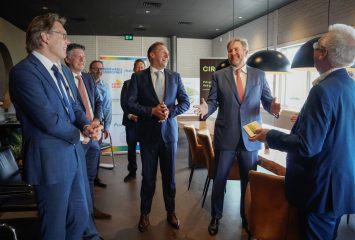 De Koning ontvangt een cadeau van wethouder Sjaak Kruis van Lelystad