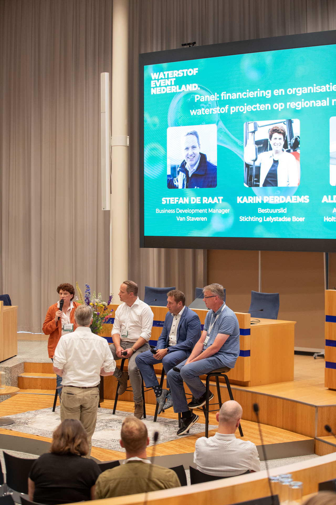 Beeld van het panel met onder andere de gedeputeerde Harold Hofstra en de Lelystadse Boer.