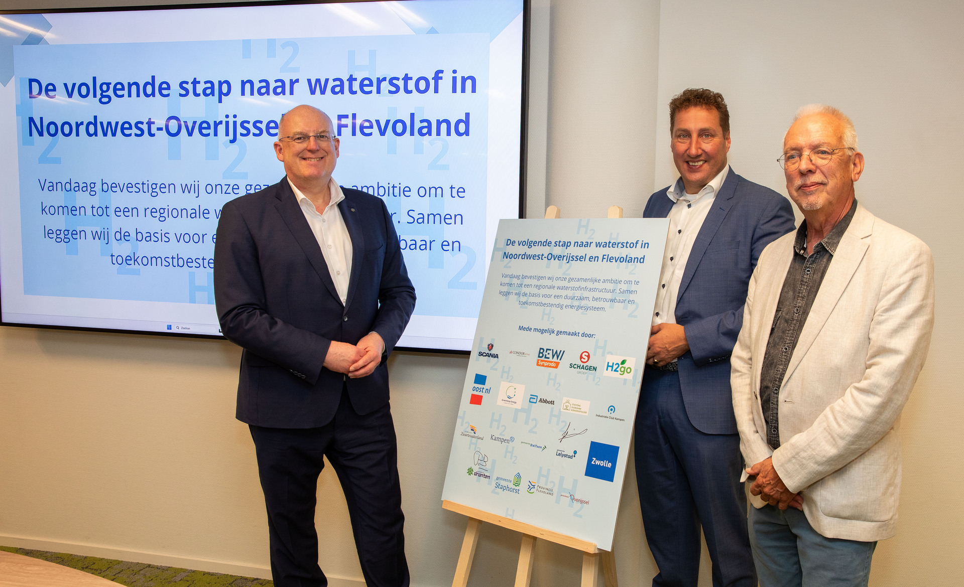 De wethouders van Dronten en Lelystad, samen met gedeputeerde Harold Hofstra bij het tekenbord